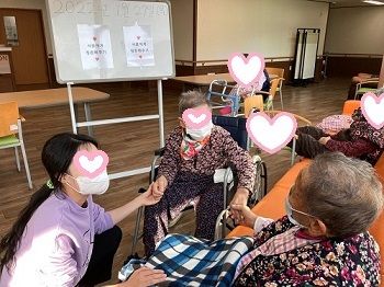 서로에게 칭찬해주기