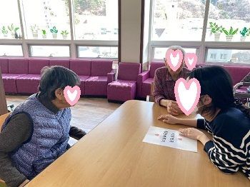서로에게 칭찬해주기