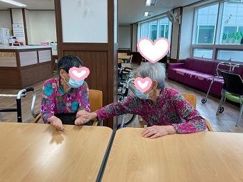 서로에게 칭찬해주기